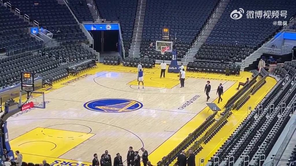 今天没有得到出场机会！库明加赛后还留在场地练习投篮